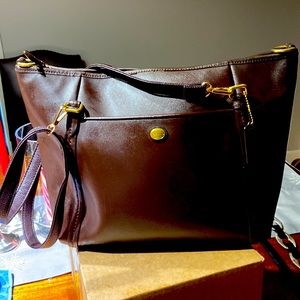 Large Coach satchel brass hardware. I think this one is late 90’s early 2000’s